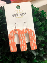 Load image into Gallery viewer, Cork arch earrings