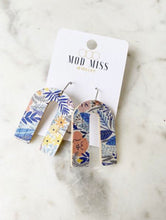 Load image into Gallery viewer, Cork arch earrings