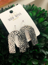 Load image into Gallery viewer, Cork arch earrings