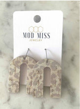 Load image into Gallery viewer, Cork arch earrings