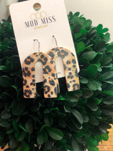 Load image into Gallery viewer, Cork arch earrings