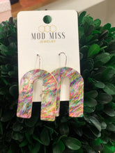 Load image into Gallery viewer, Cork arch earrings